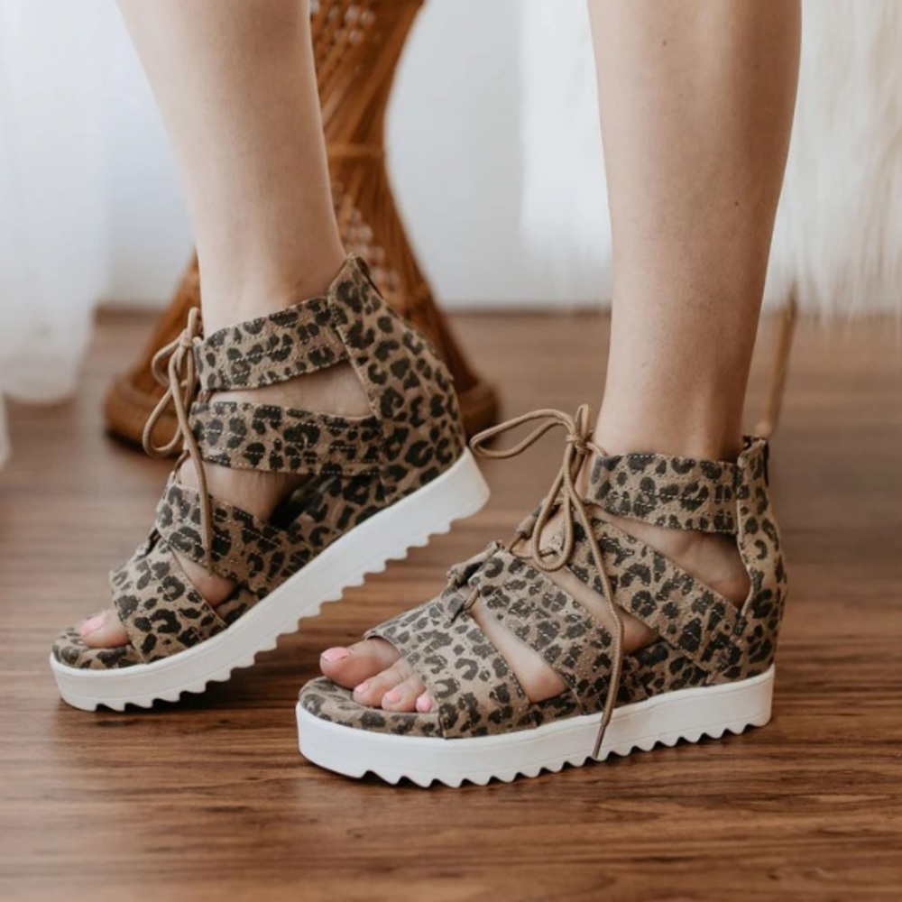 NEW BOHO LEOPARD PRINT WEDGE SANDAL SIZE 8 - Picture 2 of 5